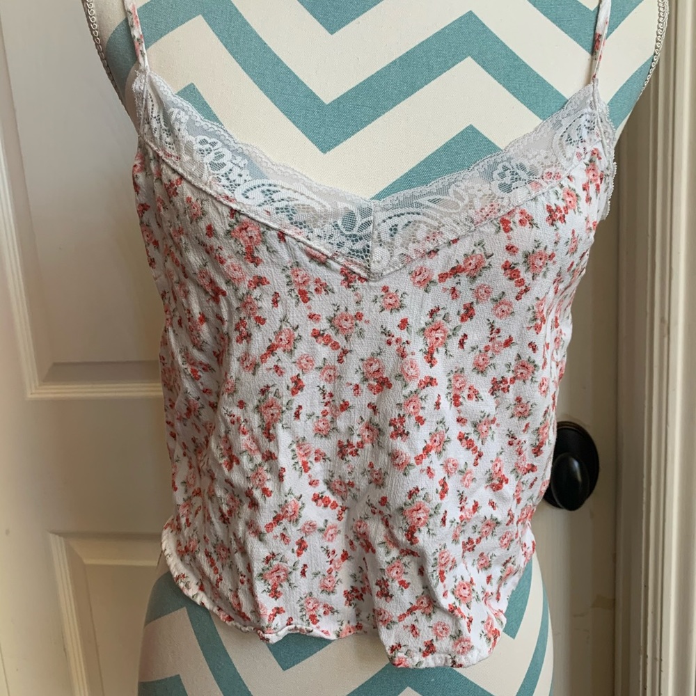 ❤️❤️Floral V Neck Lace Tank Top**